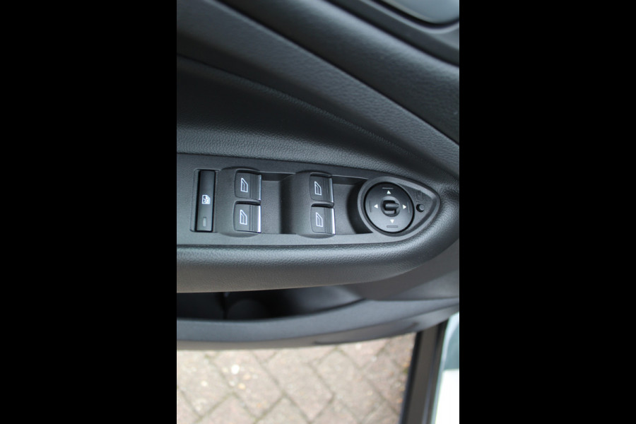 Ford Kuga 1.5 150 pk EcoBoost Titanium Mooie, chique en luxe Ford Kuga, hoge in- en uitstap ! Trekhaak, Climate Controle, Cruise Controle