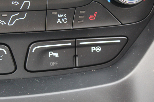 Ford Kuga 1.5 150 pk EcoBoost Titanium Mooie, chique en luxe Ford Kuga, hoge in- en uitstap ! Trekhaak, Climate Controle, Cruise Controle
