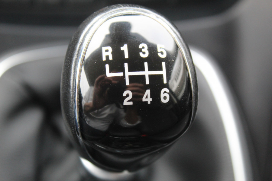 Ford Kuga 1.5 150 pk EcoBoost Titanium Mooie, chique en luxe Ford Kuga, hoge in- en uitstap ! Trekhaak, Climate Controle, Cruise Controle