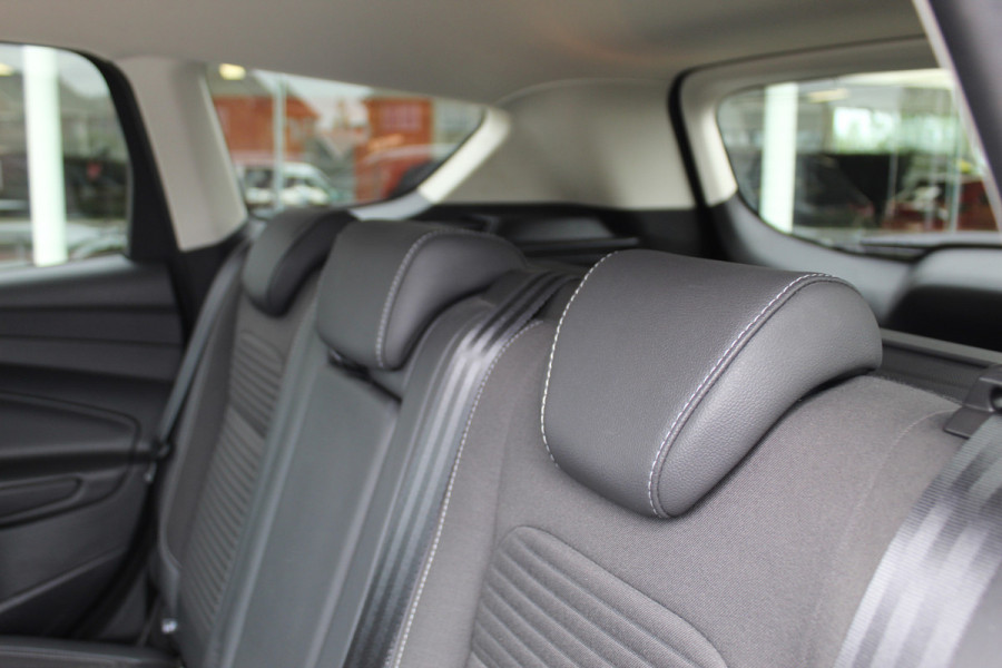 Ford Kuga 1.5 150 pk EcoBoost Titanium Mooie, chique en luxe Ford Kuga, hoge in- en uitstap ! Trekhaak, Climate Controle, Cruise Controle