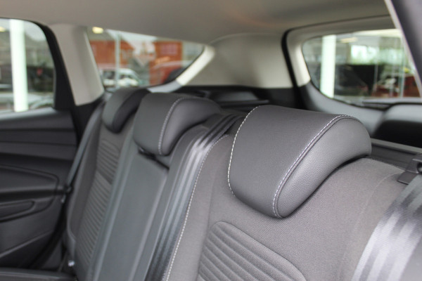 Ford Kuga 1.5 150 pk EcoBoost Titanium Mooie, chique en luxe Ford Kuga, hoge in- en uitstap ! Trekhaak, Climate Controle, Cruise Controle
