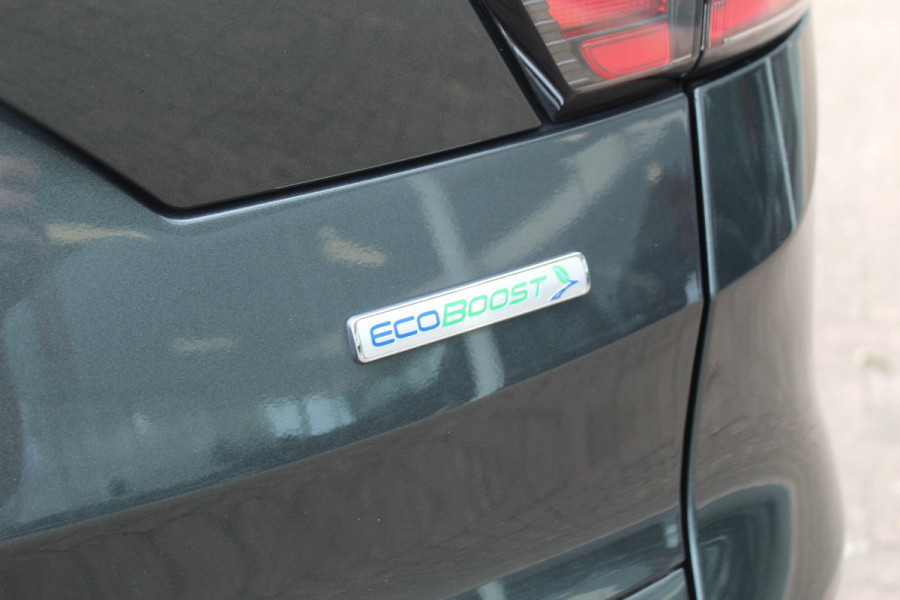 Ford Kuga 1.5 150 pk EcoBoost Titanium Mooie, chique en luxe Ford Kuga, hoge in- en uitstap ! Trekhaak, Climate Controle, Cruise Controle