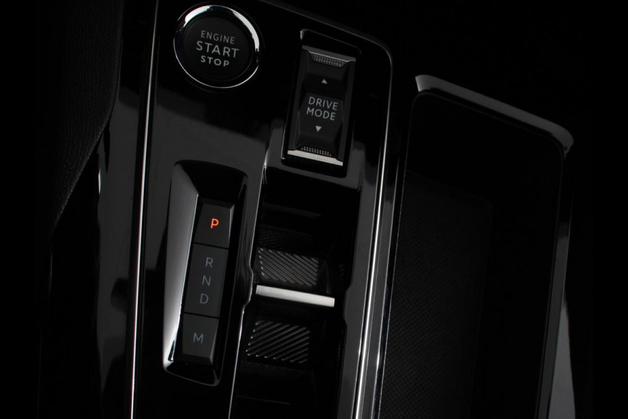 Peugeot 5008 1.2 PureTech 130pk Automaat GT Black Pack 7 zit Navigatie Apple CarPlay Android Camera Parkeerhulp Adaptive Cruise Control Stoelverwarming Electrische achterklep Climate Control Lichtmetalen velgen