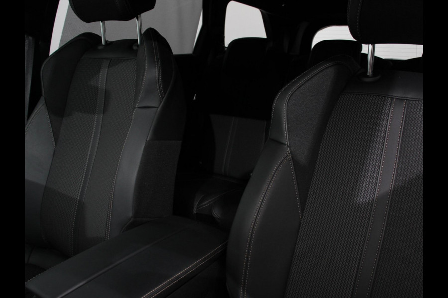 Peugeot 5008 1.2 PureTech 130pk Automaat GT Black Pack 7 zit Navigatie Apple CarPlay Android Camera Parkeerhulp Adaptive Cruise Control Stoelverwarming Electrische achterklep Climate Control Lichtmetalen velgen