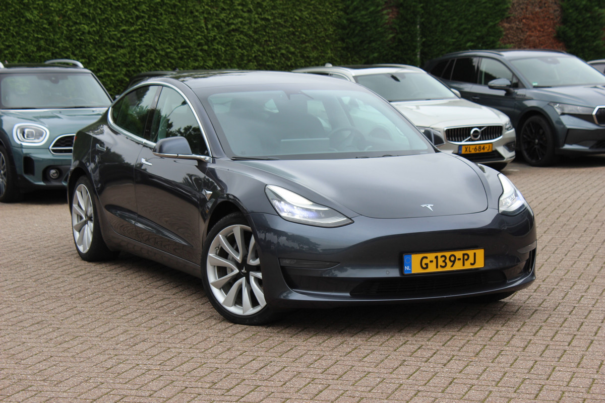 Tesla Model 3 Long Range AWD 75 kWh / Trekhaak / Autopilot / Panoramadak / Camera / Premium Audio / 18'' / Leder / Stoel+Stuurverwarming / ACC