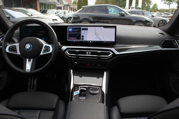 BMW i4 eDrive35 High Executive 70 kWh / SoH 97,5% / 14.818 km / Trekhaak / Schuifdak / 360Camera / Head-up / Harman Kardon / Leder / 19'' / Keyless / Sfeerverlichting / Stuur+Stoelverwarming / Dodehoek / DAB / ACC
