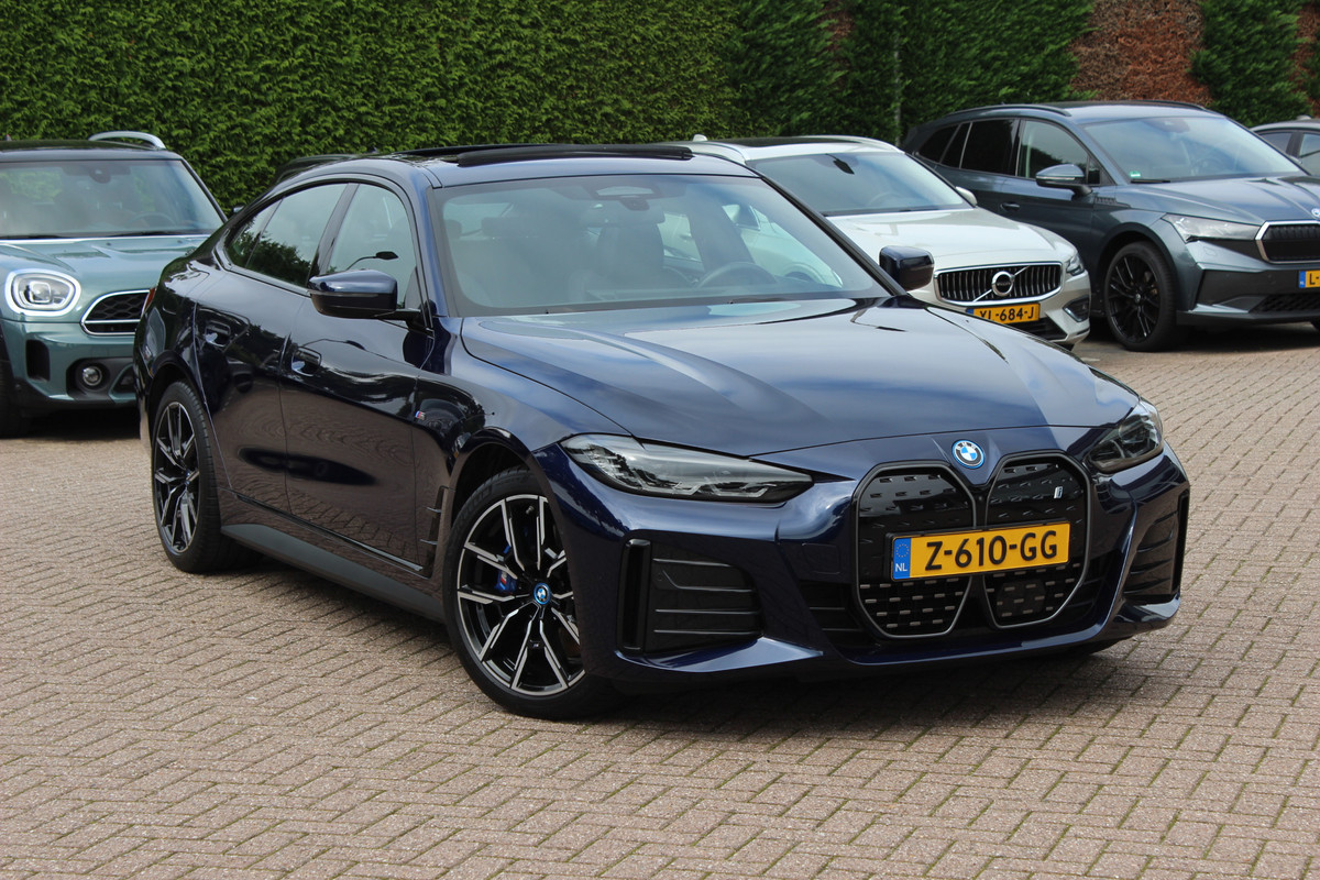 BMW i4 eDrive35 High Executive 70 kWh / SoH 97,5% / 14.818 km / Trekhaak / Schuifdak / 360Camera / Head-up / Harman Kardon / Leder / 19'' / Keyless / Sfeerverlichting / Stuur+Stoelverwarming / Dodehoek / DAB / ACC