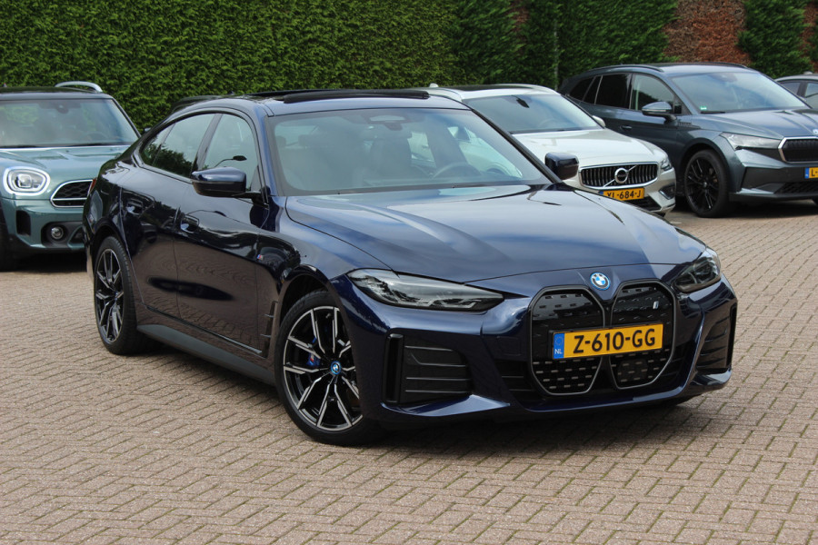 BMW i4 eDrive35 High Executive 70 kWh / SoH 97,5% / 14.818 km / Trekhaak / Schuifdak / 360Camera / Head-up / Harman Kardon / Leder / 19'' / Keyless / Sfeerverlichting / Stuur+Stoelverwarming / Dodehoek / DAB / ACC