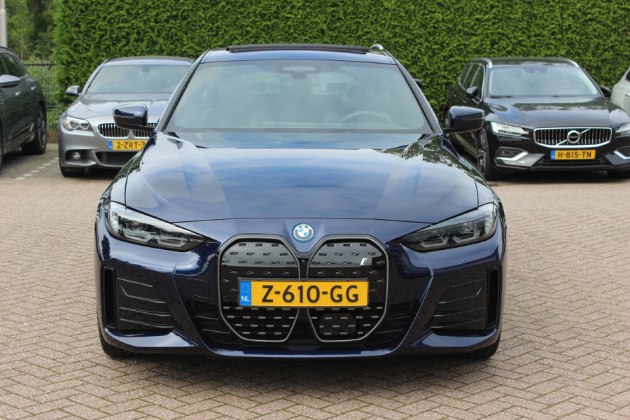 BMW i4 eDrive35 High Executive 70 kWh / SoH 97,5% / 14.818 km / Trekhaak / Schuifdak / 360Camera / Head-up / Harman Kardon / Leder / 19'' / Keyless / Sfeerverlichting / Stuur+Stoelverwarming / Dodehoek / DAB / ACC