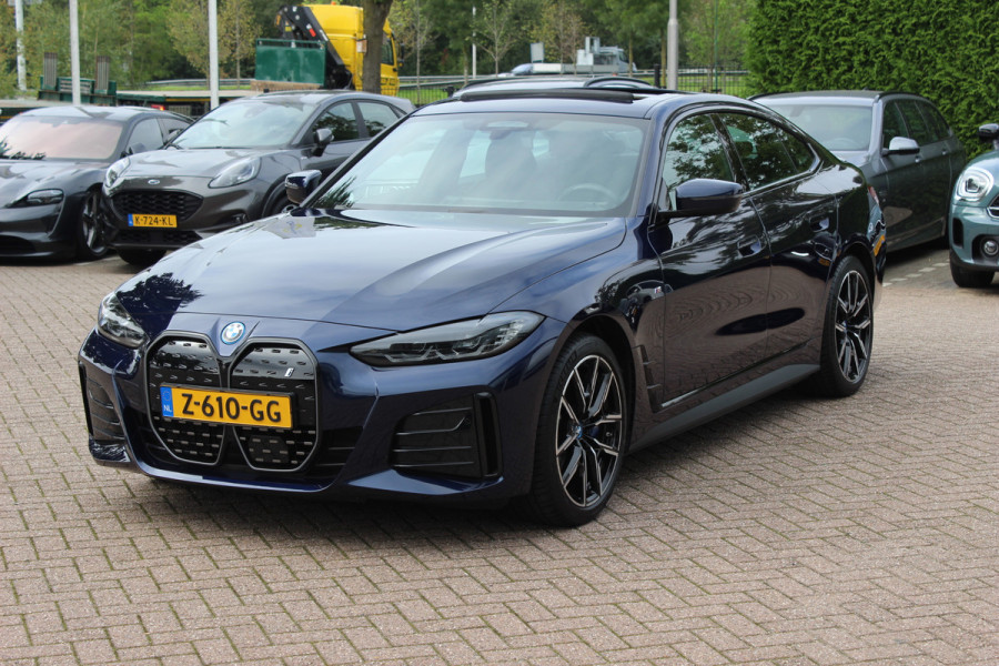 BMW i4 eDrive35 High Executive 70 kWh / SoH 97,5% / 14.818 km / Trekhaak / Schuifdak / 360Camera / Head-up / Harman Kardon / Leder / 19'' / Keyless / Sfeerverlichting / Stuur+Stoelverwarming / Dodehoek / DAB / ACC