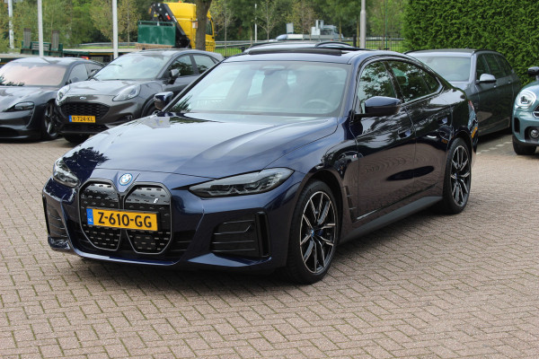 BMW i4 eDrive35 High Executive 70 kWh / SoH 97,5% / 14.818 km / Trekhaak / Schuifdak / 360Camera / Head-up / Harman Kardon / Leder / 19'' / Keyless / Sfeerverlichting / Stuur+Stoelverwarming / Dodehoek / DAB / ACC