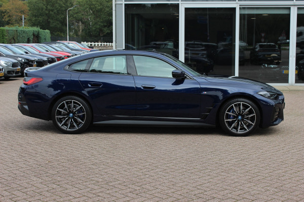 BMW i4 eDrive35 High Executive 70 kWh / SoH 97,5% / 14.818 km / Trekhaak / Schuifdak / 360Camera / Head-up / Harman Kardon / Leder / 19'' / Keyless / Sfeerverlichting / Stuur+Stoelverwarming / Dodehoek / DAB / ACC