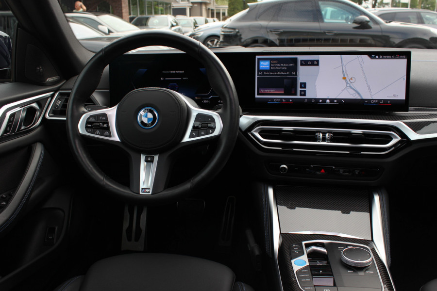 BMW i4 eDrive35 High Executive 70 kWh / SoH 97,5% / 14.818 km / Trekhaak / Schuifdak / 360Camera / Head-up / Harman Kardon / Leder / 19'' / Keyless / Sfeerverlichting / Stuur+Stoelverwarming / Dodehoek / DAB / ACC