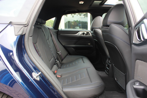 BMW i4 eDrive35 High Executive 70 kWh / SoH 97,5% / 14.818 km / Trekhaak / Schuifdak / 360Camera / Head-up / Harman Kardon / Leder / 19'' / Keyless / Sfeerverlichting / Stuur+Stoelverwarming / Dodehoek / DAB / ACC
