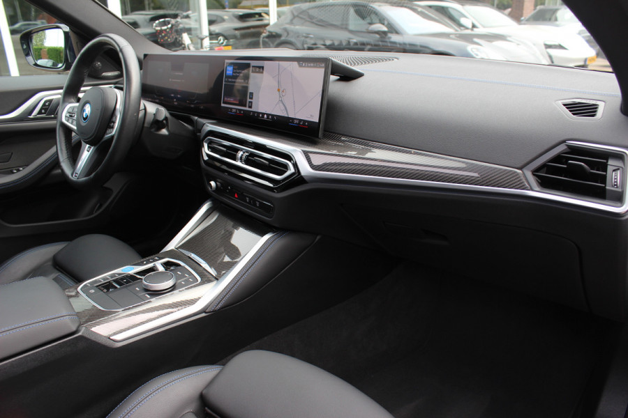 BMW i4 eDrive35 High Executive 70 kWh / SoH 97,5% / 14.818 km / Trekhaak / Schuifdak / 360Camera / Head-up / Harman Kardon / Leder / 19'' / Keyless / Sfeerverlichting / Stuur+Stoelverwarming / Dodehoek / DAB / ACC
