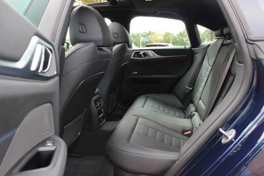BMW i4 eDrive35 High Executive 70 kWh / SoH 97,5% / 14.818 km / Trekhaak / Schuifdak / 360Camera / Head-up / Harman Kardon / Leder / 19'' / Keyless / Sfeerverlichting / Stuur+Stoelverwarming / Dodehoek / DAB / ACC