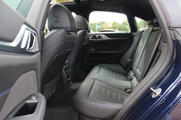 BMW i4 eDrive35 High Executive 70 kWh / SoH 97,5% / 14.818 km / Trekhaak / Schuifdak / 360Camera / Head-up / Harman Kardon / Leder / 19'' / Keyless / Sfeerverlichting / Stuur+Stoelverwarming / Dodehoek / DAB / ACC
