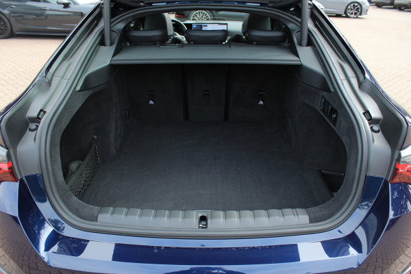 BMW i4 eDrive35 High Executive 70 kWh / SoH 97,5% / 14.818 km / Trekhaak / Schuifdak / 360Camera / Head-up / Harman Kardon / Leder / 19'' / Keyless / Sfeerverlichting / Stuur+Stoelverwarming / Dodehoek / DAB / ACC