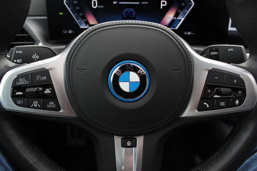 BMW i4 eDrive35 High Executive 70 kWh / SoH 97,5% / 14.818 km / Trekhaak / Schuifdak / 360Camera / Head-up / Harman Kardon / Leder / 19'' / Keyless / Sfeerverlichting / Stuur+Stoelverwarming / Dodehoek / DAB / ACC