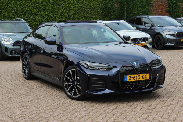 BMW i4 eDrive35 High Executive 70 kWh / SoH 97,5% / 14.818 km / Trekhaak / Schuifdak / 360Camera / Head-up / Harman Kardon / Leder / 19'' / Keyless / Sfeerverlichting / Stuur+Stoelverwarming / Dodehoek / DAB / ACC