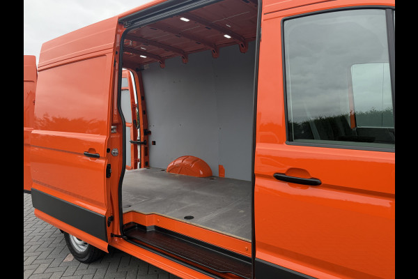 Volkswagen Crafter 35 2.0 TDI 177 PK / L3H3 / CAMERA / CRUISE / 3.5 TON TREKKEN / 3-ZITS / AIRCO / CARPLAY / GEVEERDE STOEL / 3500 KG AHG