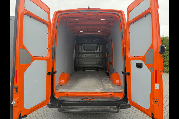 Volkswagen Crafter 35 2.0 TDI 177 PK / L3H3 / CAMERA / CRUISE / 3.5 TON TREKKEN / 3-ZITS / AIRCO / CARPLAY / GEVEERDE STOEL / 3500 KG AHG