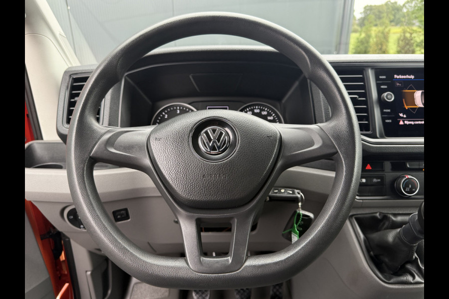 Volkswagen Crafter 35 2.0 TDI 177 PK / L3H3 / CAMERA / CRUISE / 3.5 TON TREKKEN / 3-ZITS / AIRCO / CARPLAY / GEVEERDE STOEL / 3500 KG AHG