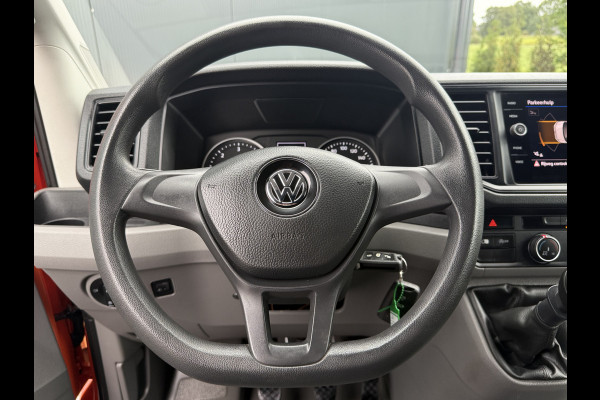 Volkswagen Crafter 35 2.0 TDI 177 PK / L3H3 / CAMERA / CRUISE / 3.5 TON TREKKEN / 3-ZITS / AIRCO / CARPLAY / GEVEERDE STOEL / 3500 KG AHG