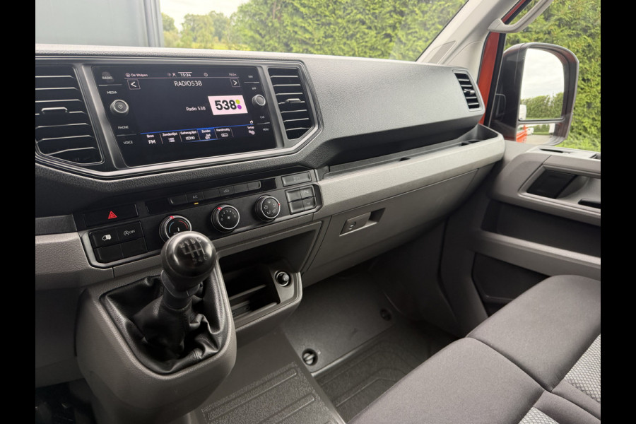 Volkswagen Crafter 35 2.0 TDI 177 PK / L3H3 / CAMERA / CRUISE / 3.5 TON TREKKEN / 3-ZITS / AIRCO / CARPLAY / GEVEERDE STOEL / 3500 KG AHG