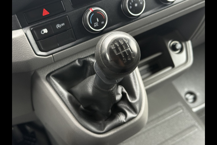 Volkswagen Crafter 35 2.0 TDI 177 PK / L3H3 / CAMERA / CRUISE / 3.5 TON TREKKEN / 3-ZITS / AIRCO / CARPLAY / GEVEERDE STOEL / 3500 KG AHG