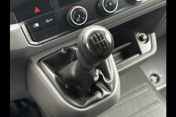Volkswagen Crafter 35 2.0 TDI 177 PK / L3H3 / CAMERA / CRUISE / 3.5 TON TREKKEN / 3-ZITS / AIRCO / CARPLAY / GEVEERDE STOEL / 3500 KG AHG