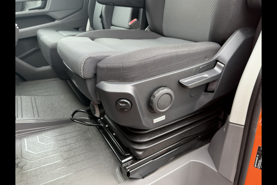 Volkswagen Crafter 35 2.0 TDI 177 PK / L3H3 / CAMERA / CRUISE / 3.5 TON TREKKEN / 3-ZITS / AIRCO / CARPLAY / GEVEERDE STOEL / 3500 KG AHG