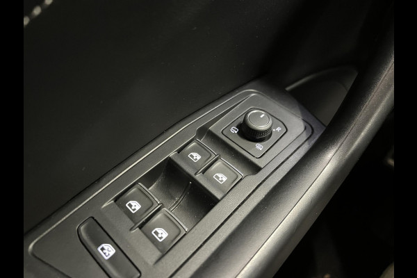 Volkswagen T-Roc 1.5 TSI 150PK R-Line Business Automaat Camera Navigatie Adaptive Cruise Control Apple Carplay Stoelverwarming Full LED Park Assist Digital Cockpit