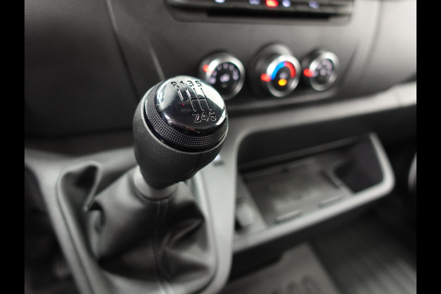 Renault Master T33 2.3 dCi 135 L2H2 BPM VRIJ ! Trekhaak Navigatie Apple CarPlay Android Auto Parkeerhulp Cruise Control Airco