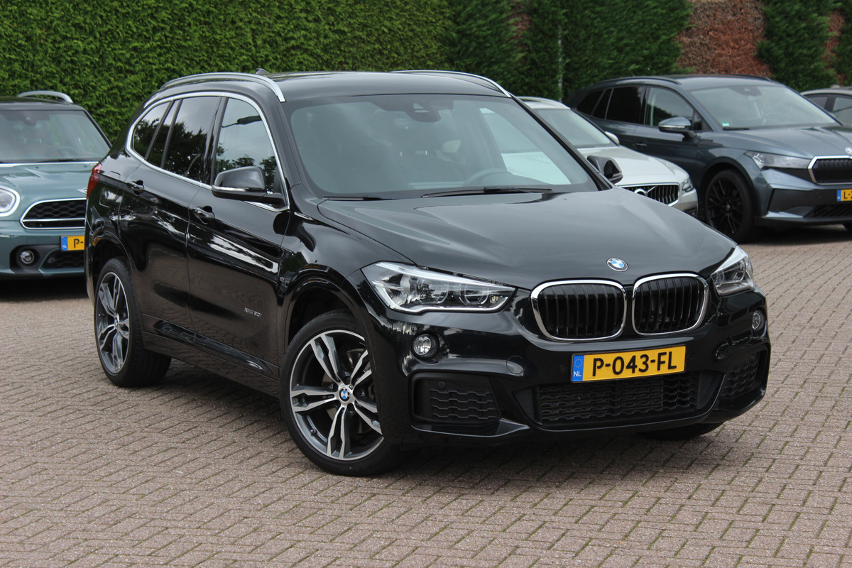 BMW X1 xDrive20i High Exe. M Sport / Trekhaak / Camera / Alcantara / Keyless / 19'' / Navigatie / Stoelverwarming / DAB / Cruise Control