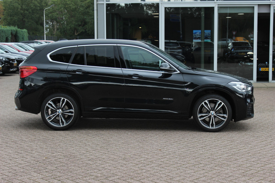 BMW X1 xDrive20i High Exe. M Sport / Trekhaak / Camera / Alcantara / Keyless / 19'' / Navigatie / Stoelverwarming / DAB / Cruise Control