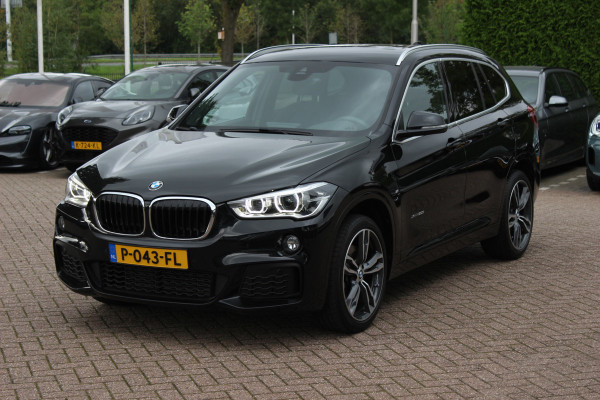 BMW X1 xDrive20i High Exe. M Sport / Trekhaak / Camera / Alcantara / Keyless / 19'' / Navigatie / Stoelverwarming / DAB / Cruise Control