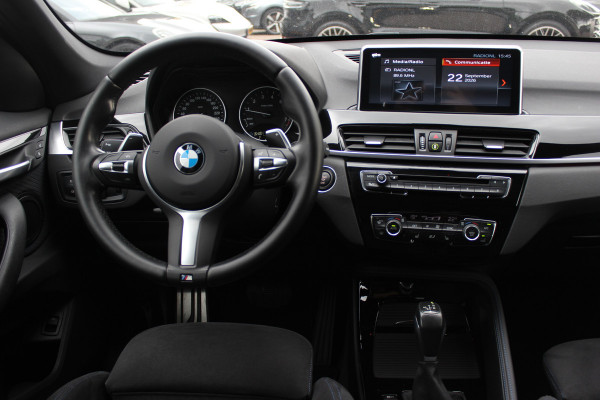 BMW X1 xDrive20i High Exe. M Sport / Trekhaak / Camera / Alcantara / Keyless / 19'' / Navigatie / Stoelverwarming / DAB / Cruise Control