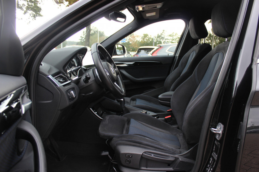 BMW X1 xDrive20i High Exe. M Sport / Trekhaak / Camera / Alcantara / Keyless / 19'' / Navigatie / Stoelverwarming / DAB / Cruise Control