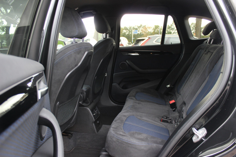 BMW X1 xDrive20i High Exe. M Sport / Trekhaak / Camera / Alcantara / Keyless / 19'' / Navigatie / Stoelverwarming / DAB / Cruise Control