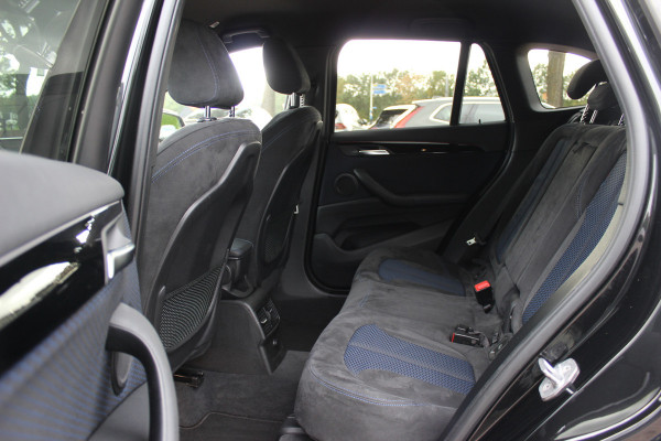 BMW X1 xDrive20i High Exe. M Sport / Trekhaak / Camera / Alcantara / Keyless / 19'' / Navigatie / Stoelverwarming / DAB / Cruise Control