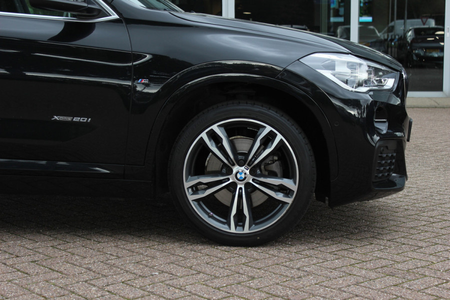 BMW X1 xDrive20i High Exe. M Sport / Trekhaak / Camera / Alcantara / Keyless / 19'' / Navigatie / Stoelverwarming / DAB / Cruise Control