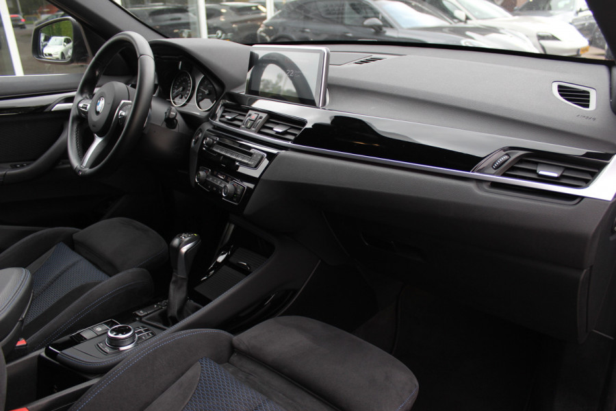 BMW X1 xDrive20i High Exe. M Sport / Trekhaak / Camera / Alcantara / Keyless / 19'' / Navigatie / Stoelverwarming / DAB / Cruise Control