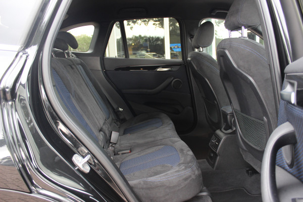 BMW X1 xDrive20i High Exe. M Sport / Trekhaak / Camera / Alcantara / Keyless / 19'' / Navigatie / Stoelverwarming / DAB / Cruise Control