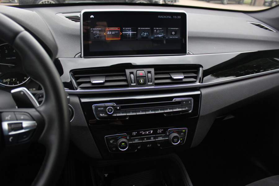 BMW X1 xDrive20i High Exe. M Sport / Trekhaak / Camera / Alcantara / Keyless / 19'' / Navigatie / Stoelverwarming / DAB / Cruise Control