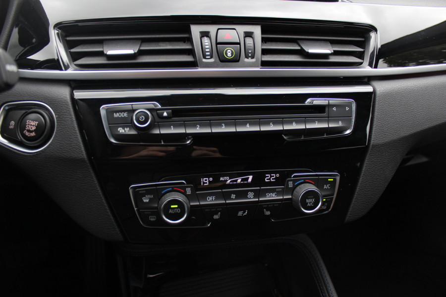 BMW X1 xDrive20i High Exe. M Sport / Trekhaak / Camera / Alcantara / Keyless / 19'' / Navigatie / Stoelverwarming / DAB / Cruise Control