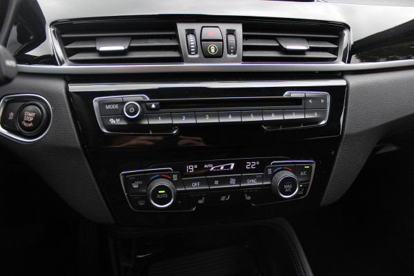 BMW X1 xDrive20i High Exe. M Sport / Trekhaak / Camera / Alcantara / Keyless / 19'' / Navigatie / Stoelverwarming / DAB / Cruise Control