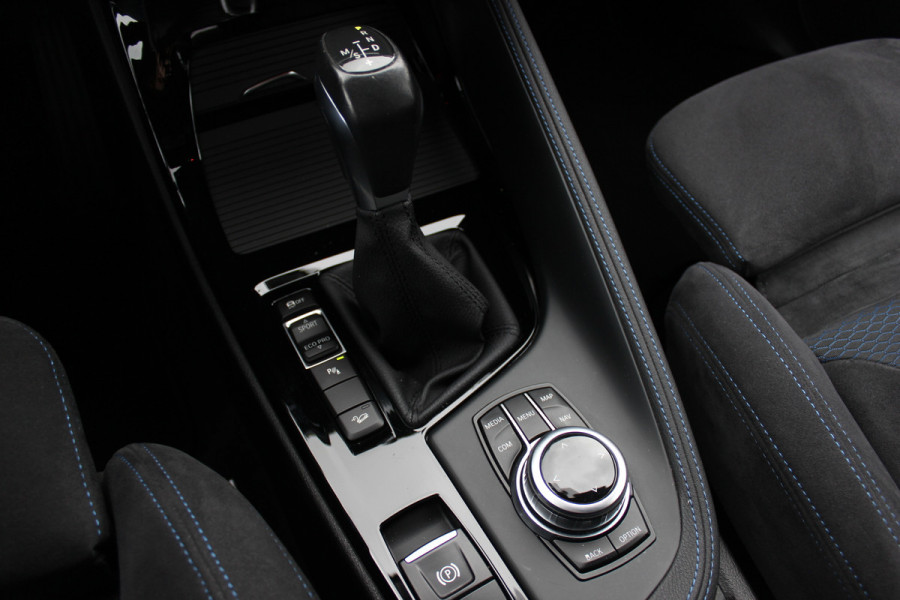 BMW X1 xDrive20i High Exe. M Sport / Trekhaak / Camera / Alcantara / Keyless / 19'' / Navigatie / Stoelverwarming / DAB / Cruise Control