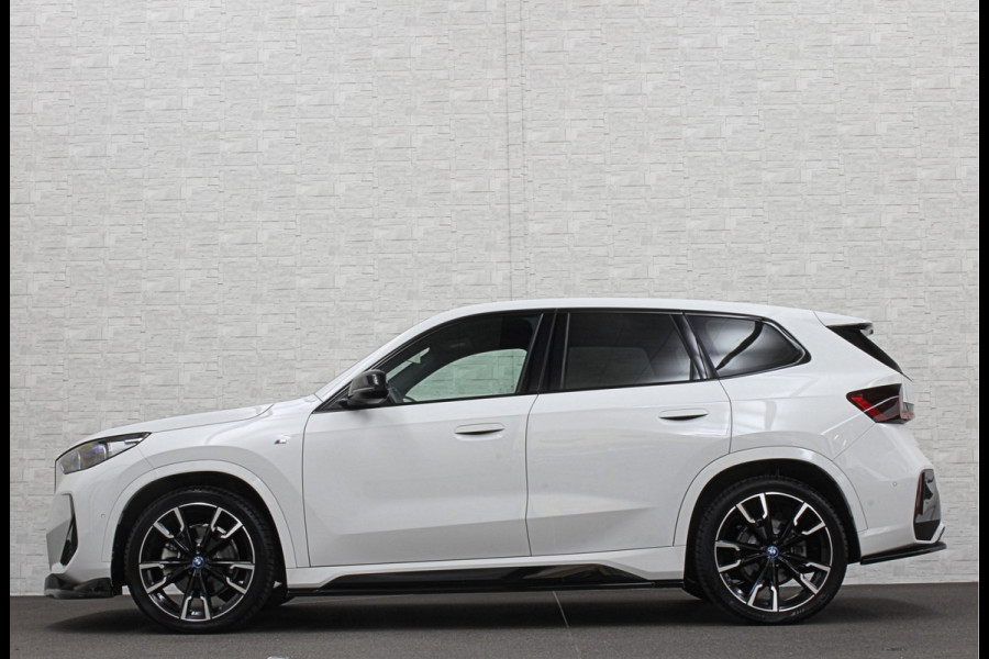 BMW iX1 30 313pk X-Drive M-Sport Performance | Adaptief Led | Sportstoelen | Keyless | 35390,= Exl. BTW | 4WD | Adaptieve Cruise en Struurwielverw. voorbereid | Antraciet Hemel | Carplay | Sfeerverlichting | 1200kg Trekgewicht | Camera | Bovag Garantie.
