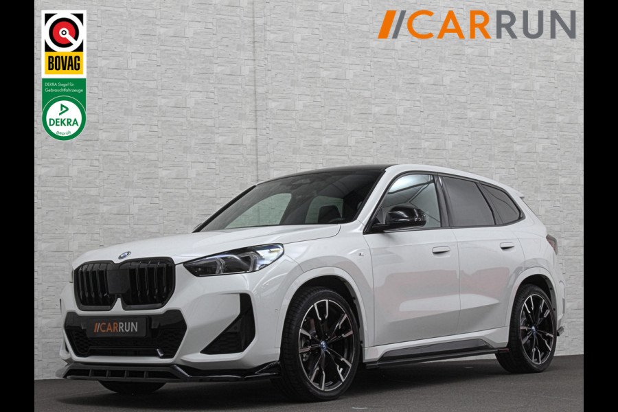 BMW iX1 30 313pk X-Drive M-Sport Performance | Adaptief Led | Sportstoelen | Keyless | 35390,= Exl. BTW | 4WD | Adaptieve Cruise en Struurwielverw. voorbereid | Antraciet Hemel | Carplay | Sfeerverlichting | 1200kg Trekgewicht | Camera | Bovag Garantie.